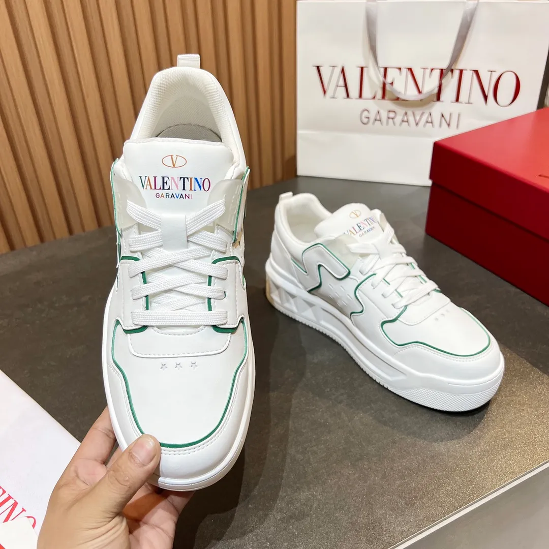👟👟Ex-factory price 660👟👟 𝑽𝒂𝒍𝒆𝒏𝒕𝒊𝒏𝒐Valentino 𝑶𝒏𝒆𝑺𝒕𝒖𝒅 Couple casual sports shoes series Valentino 2024 new couple sports shoes are on sale. The original ZP was purchased and dismantled. Repeated pattern making and modification. I tried my best to restore it one to one! Top luxury masterpiece Signature five-pointed star design Soft and comfortable genuine leather with contrasting colors brings excellent and elegant texture and excellent on-foot comfort Top purchasing version upper: imported calfskin surface/original oil edge craftsmanship Outsole: original development 𝐓𝐏𝐔 two-color combination outsole Packaging: original configuration complete package Code number: 34-𝟒𝟓